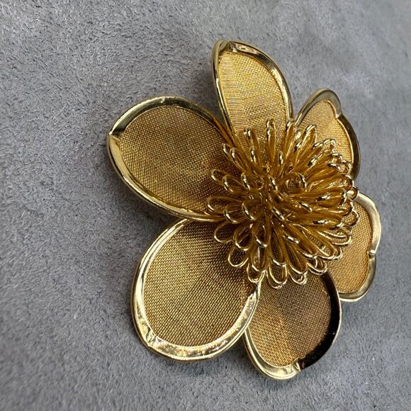 Vintage Gold Tone Wire & Mesh Flower Brooch 2" X 2" - Picture 3 of 5